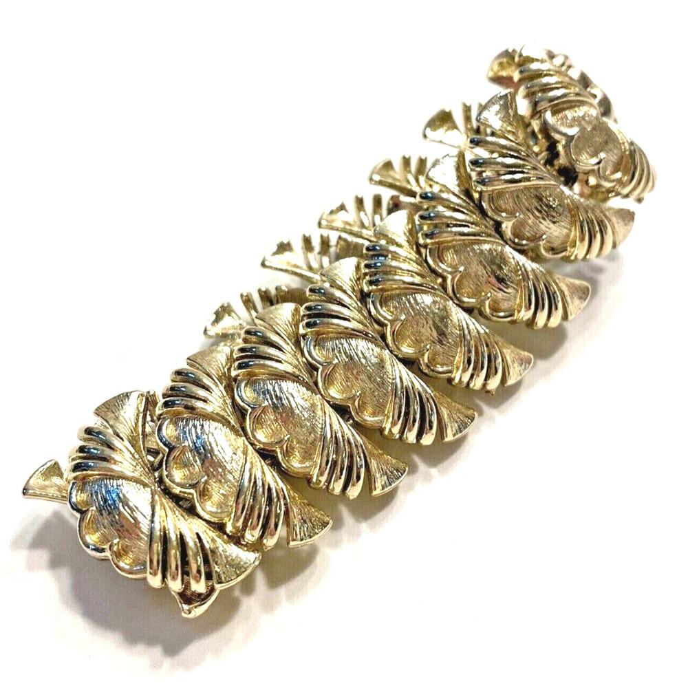Vintage Coro Pegasus Chain Bracelet thick chunky mod goldtone retro chic jewelry